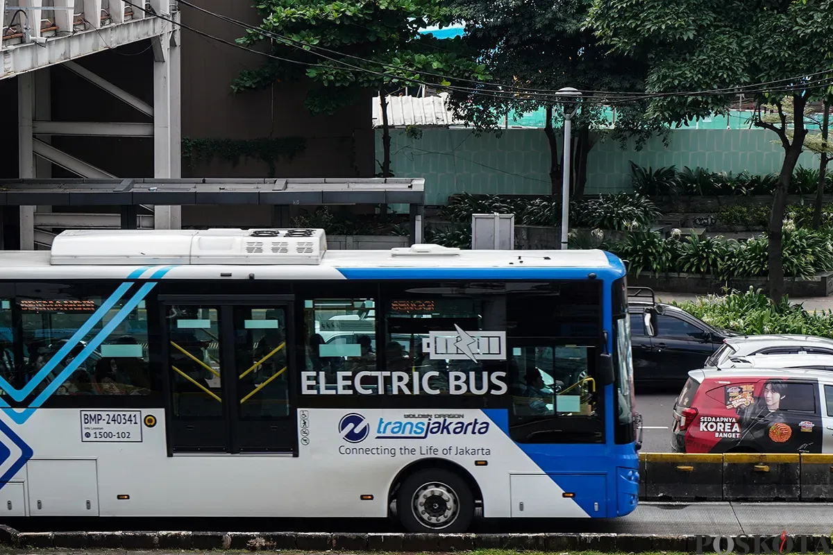 Bus Transjakarta, baik yang menggunakan sumber energi tenaga listrik (Bus Listrik) maupun Bahan Bakar Minyak (BBM) saat melintasi jalur khusus lintasan di kawasan Halte Dukuh Atas, Jakarta, Sabtu, 8 Februari 2025. (Sumber: Poskota/Bilal Nugraha Ginanjar)