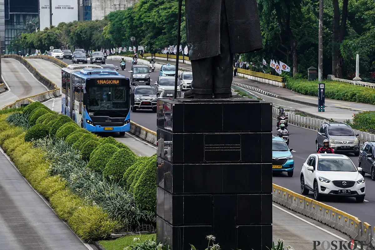 Bus Transjakarta, baik yang menggunakan sumber energi tenaga listrik (Bus Listrik) maupun Bahan Bakar Minyak (BBM) saat melintasi jalur khusus lintasan di kawasan Halte Dukuh Atas, Jakarta, Sabtu, 8 Februari 2025. (Sumber: Poskota/Bilal Nugraha Ginanjar)