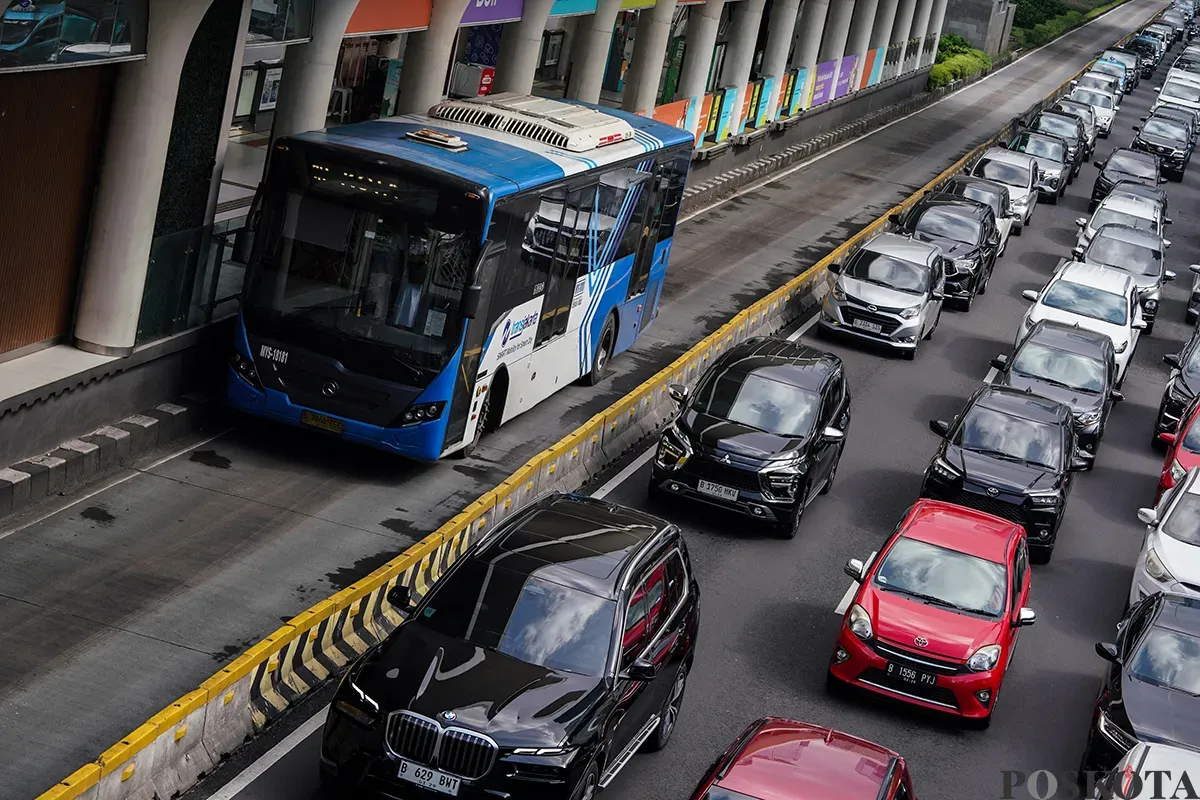 Bus Transjakarta, baik yang menggunakan sumber energi tenaga listrik (Bus Listrik) maupun Bahan Bakar Minyak (BBM) saat melintasi jalur khusus lintasan di kawasan Halte Dukuh Atas, Jakarta, Sabtu, 8 Februari 2025. (Sumber: Poskota/Bilal Nugraha Ginanjar)