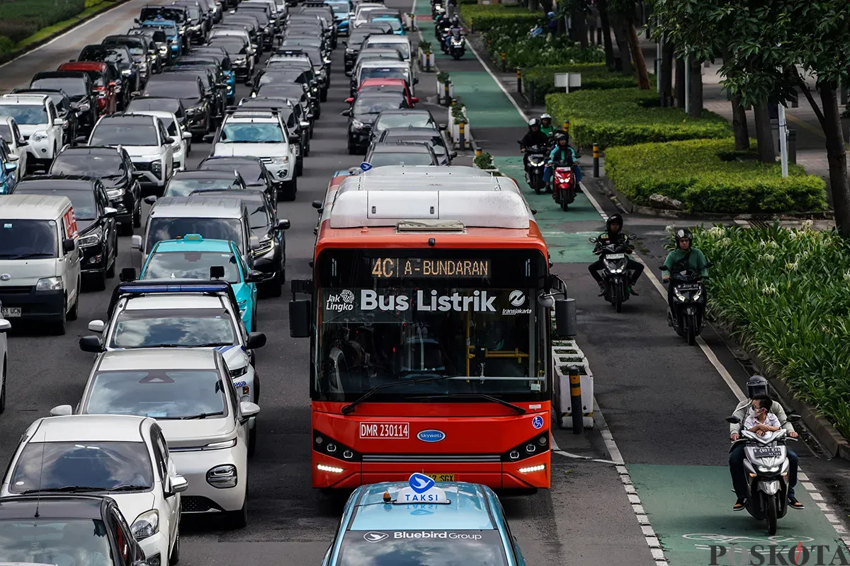 Bus Transjakarta, baik yang menggunakan sumber energi tenaga listrik (Bus Listrik) maupun Bahan Bakar Minyak (BBM) saat melintasi jalur khusus lintasan di kawasan Halte Dukuh Atas, Jakarta, Sabtu, 8 Februari 2025. (Sumber: Poskota/Bilal Nugraha Ginanjar)