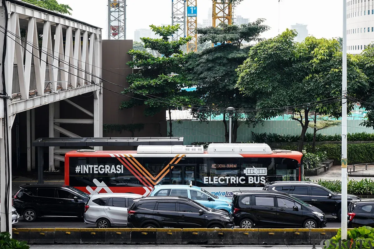 Bus Transjakarta, baik yang menggunakan sumber energi tenaga listrik (Bus Listrik) maupun Bahan Bakar Minyak (BBM) saat melintasi jalur khusus lintasan di kawasan Halte Dukuh Atas, Jakarta, Sabtu, 8 Februari 2025. (Sumber: Poskota/Bilal Nugraha Ginanjar)