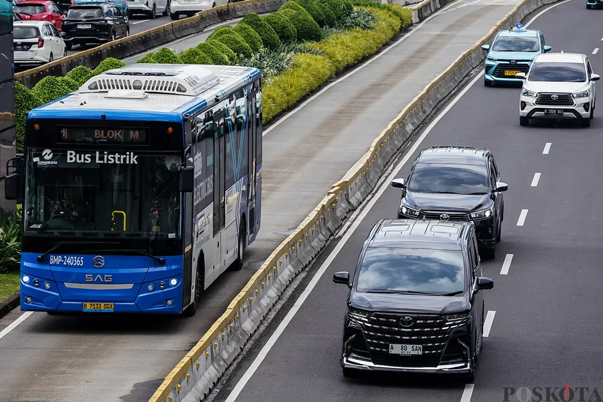 Bus Transjakarta, baik yang menggunakan sumber energi tenaga listrik (Bus Listrik) maupun Bahan Bakar Minyak (BBM) saat melintasi jalur khusus lintasan di kawasan Halte Dukuh Atas, Jakarta, Sabtu, 8 Februari 2025. (Sumber: Poskota/Bilal Nugraha Ginanjar)