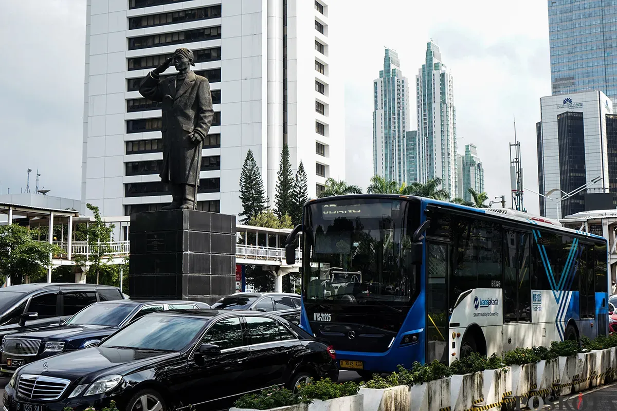 Bus Transjakarta, baik yang menggunakan sumber energi tenaga listrik (Bus Listrik) maupun Bahan Bakar Minyak (BBM) saat melintasi jalur khusus lintasan di kawasan Halte Dukuh Atas, Jakarta, Sabtu, 8 Februari 2025. (Sumber: Poskota/Bilal Nugraha Ginanjar)