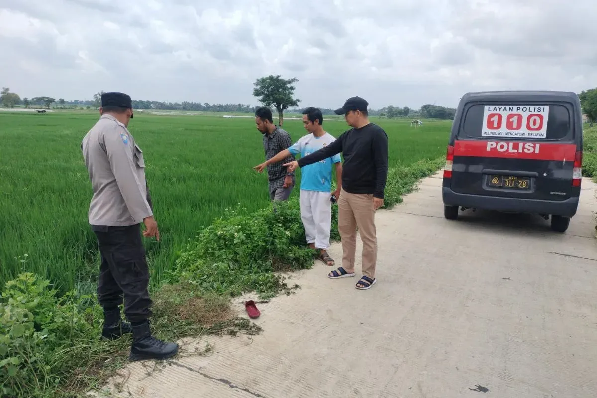 Personel Polsek Carenang melakukan olah TKP kasus dugaan rudapaksa di Jalan Kampung Salawe, Desa Mekar Sari, Kecamatan Binuang, Kabupaten Serang. (Sumber: Dok. Polsek Carenang)