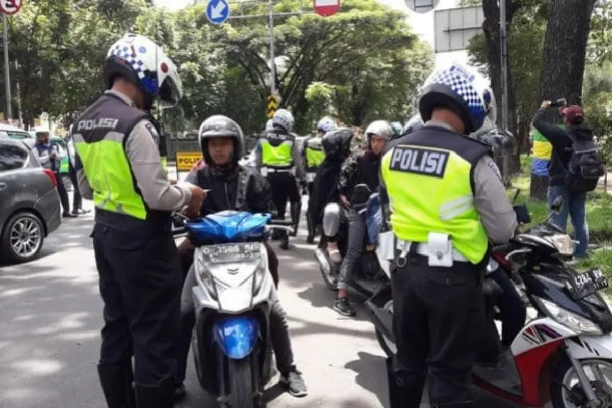 Polisi merazia pengendara yang melanggar dan tidak membawa surat lengkap. (Sumber: Facebook/Lisya)