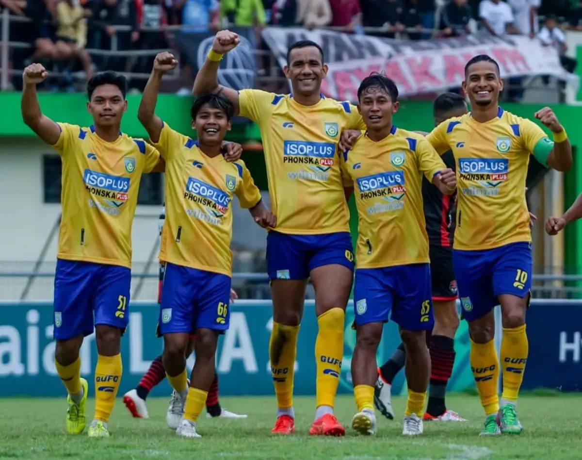 Skuad Gresik United merayakan kemenangan atas Persekat Tegal, di pertemuan pertama babak playoff degradasi Liga 2 2024-25. (Foto: Instagram/@gresikunited)