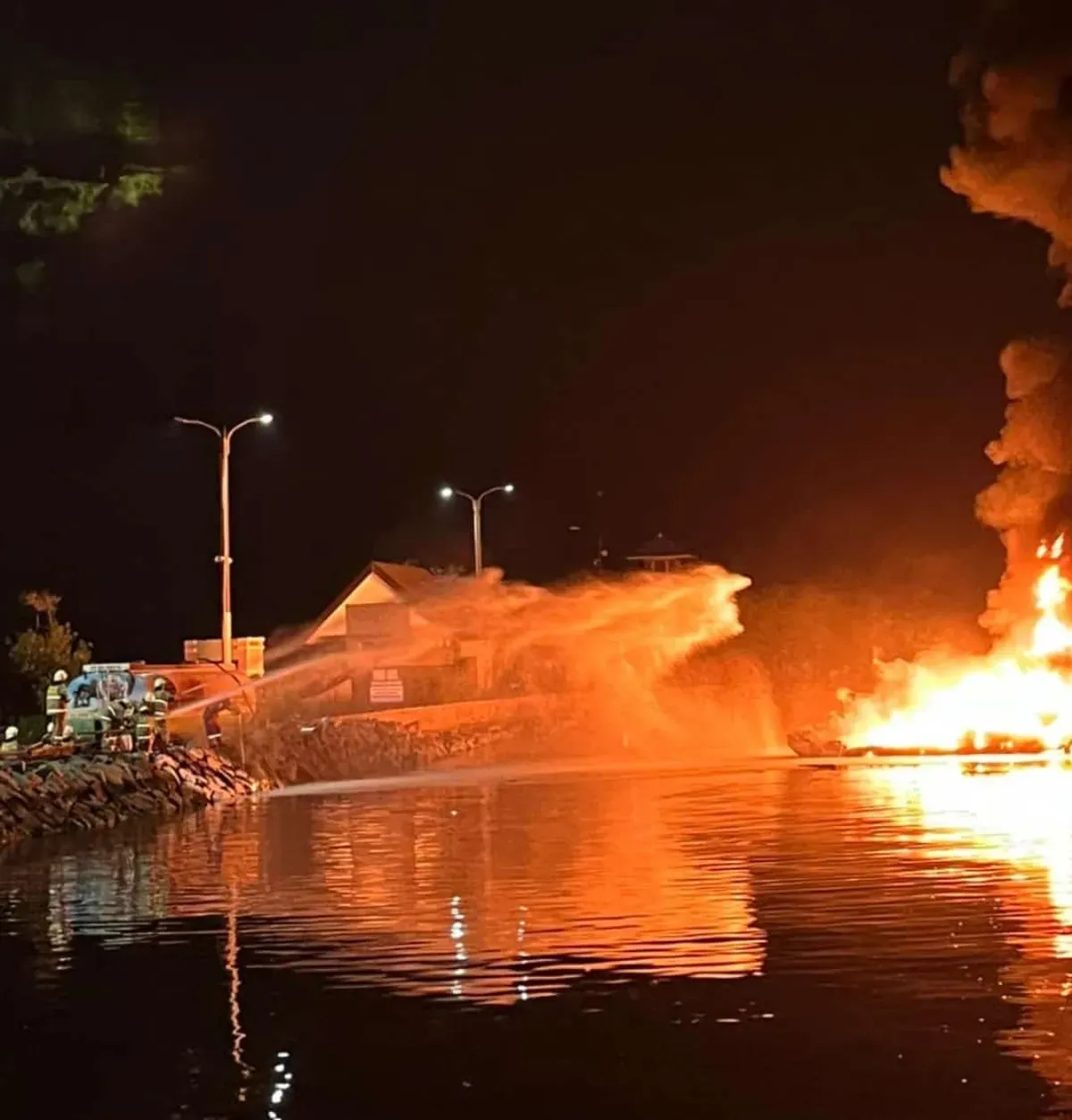 Kebakaran dua kapal KM Tenggiri di Dermaga 20 Ancol, Jakarta Utara, Sabtu, 8 Februari 2025. (Sumber: Dok. Damkar Jakarta Utara)