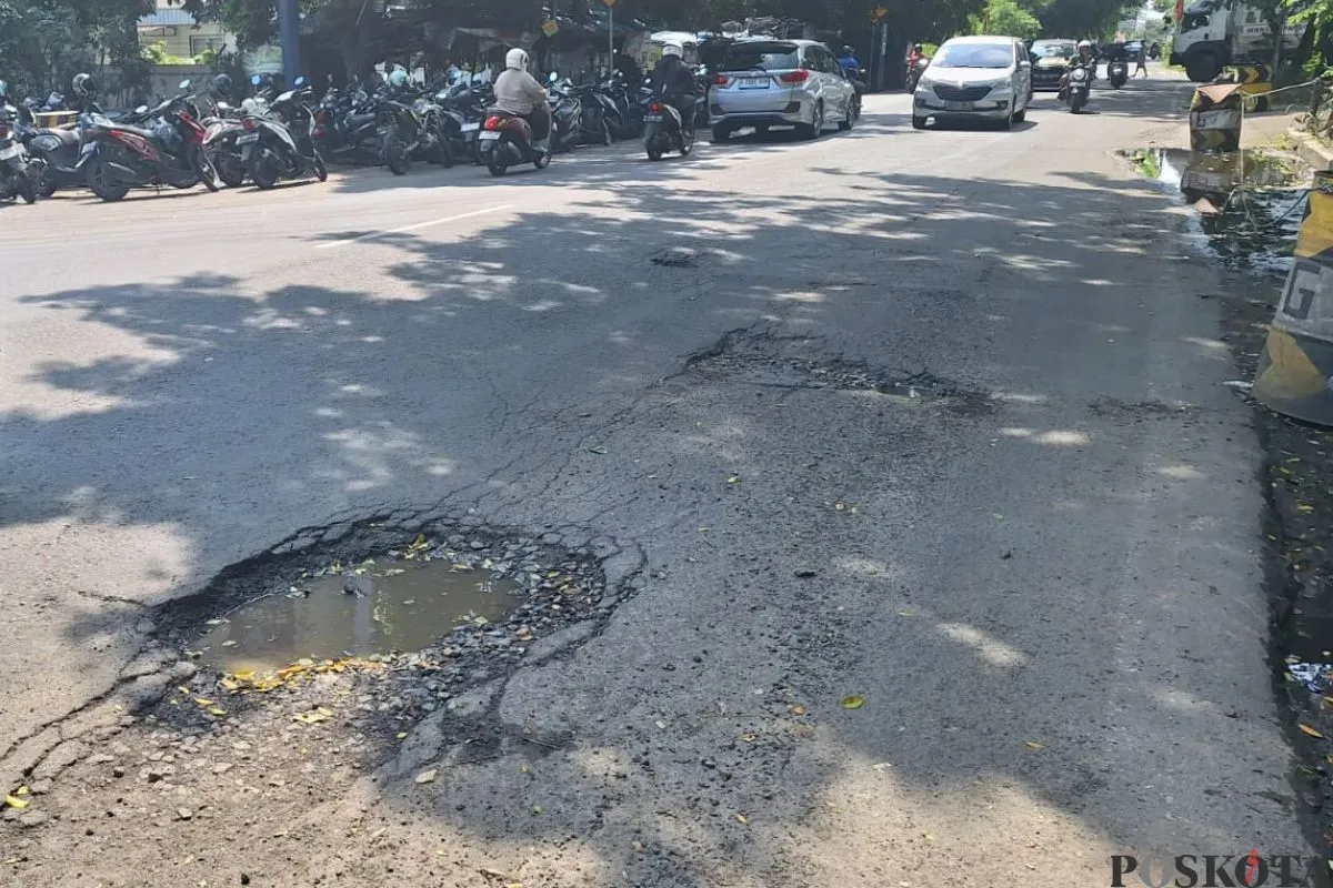 Kondisi jalan berlubang di Jalan Kaliabang, Bekasi Utara, Kota Bekasi, Minggu, 9 Februari 2025. (Sumber: Poskota/Ihsan Fahmi)