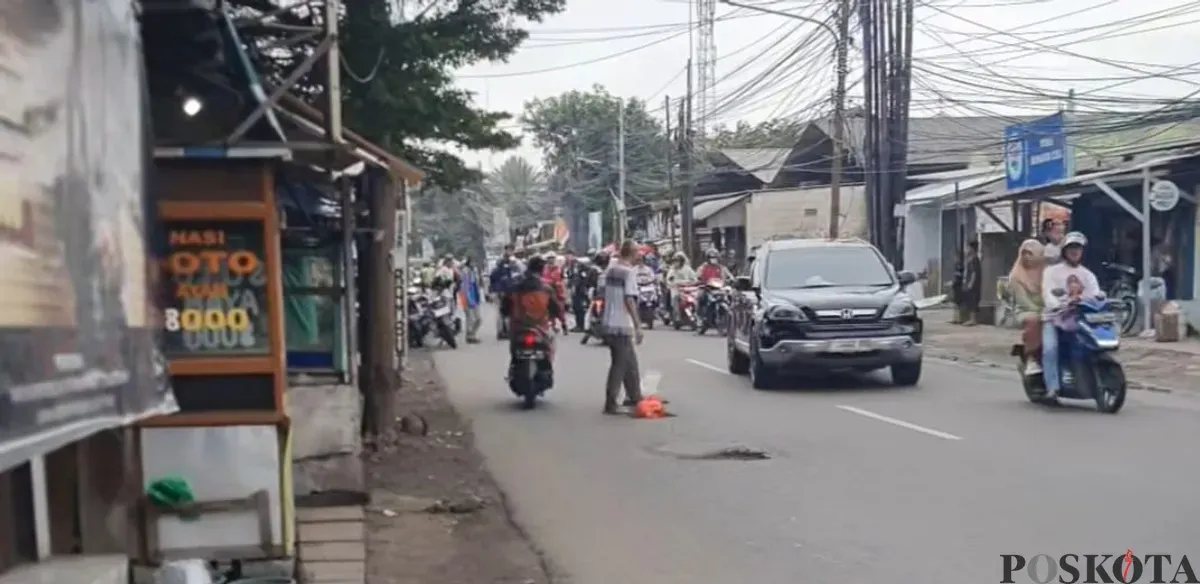 Kondisi jalan berlubang di Jl. Kaliabang Bungur sebabkan seorang pengendara terjatuh, Minggu, 9 Februari 2025. (Sumber: Poskota/Ihsan Fahmi)