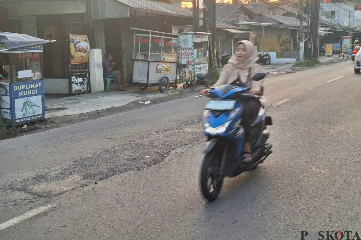 Pengendara motor melintai Jalan Kaliabang Bungur, Bekasi Utara, Kota Bekasi, Minggu, 9 Februari 2025. Jalan tersebut baru saja diperbaiki oleh pihak terkait. (Sumber: Poskota/Ihsan Fahmi)