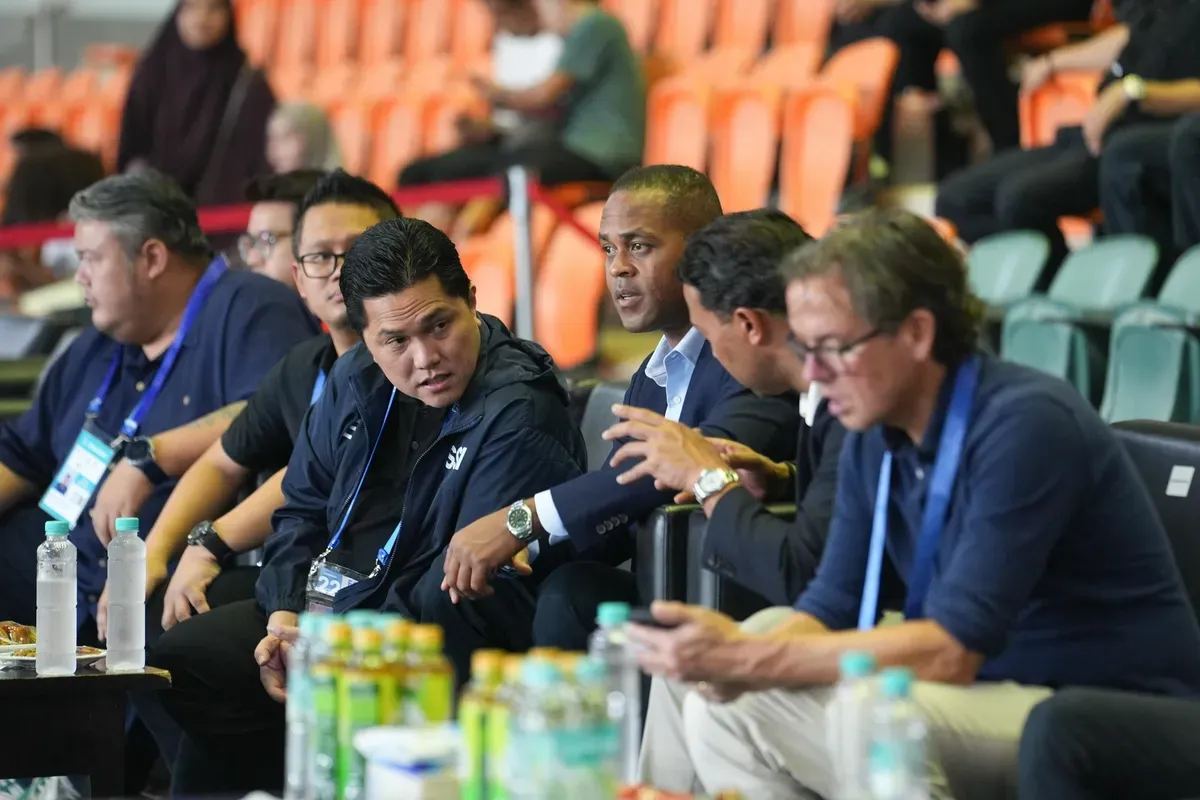 Erick Thohir, Patrick Kluivert dan jajaran pelatih blusukan ke BRI Liga 1 antara Dewa United vs Persija (Sumber: X/ Eric)