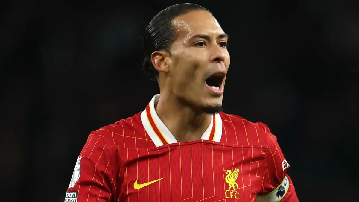 Tak kunjung ada perpanjangan kontrak, Arne Slot ingin Van Dijk bertahan lebih lama di Liverpool. (Sumber: X/ DeadlineDayLive)