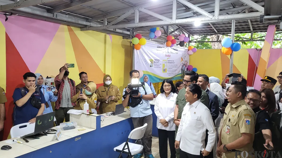 Menteri Kehutanan (Menhut), Raja Juli Antoni, saat meninjau pelaksaan cek kesehatan gratis di Puskesmas Cengkareng, Jakarta Barat, Senin, 10 Februari 2025. (Sumber: Poskota/Pandi Ramedhan)