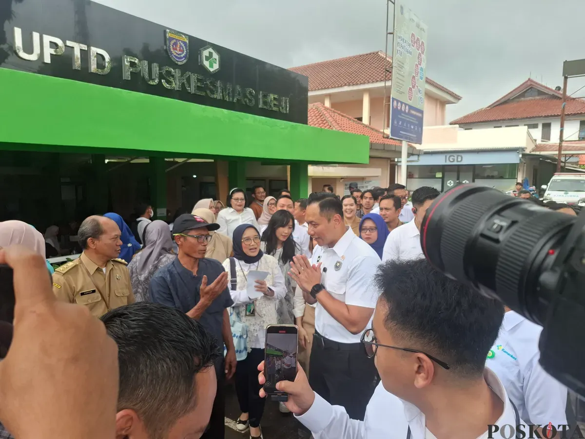 Menteri Koordinator infrastruktur Pembangunan dan Kewilayahan RI, Agus Harimukti Yudhoyono saat kunjungan ke Puskesmas Beji melihat kesiapan pelayanan pemeriksaan kesehatan gratis, Senin 10 Februari 2025. (Sumber: Poskota/Angga Pahlevi)