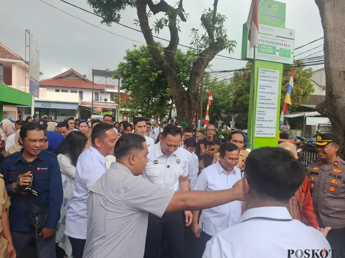 Menteri Koordinator Bidang Infrastruktur Pembangunan dan Kewilayahan RI,  Agus Harimukti Yudhoyono  saat mendatangi Puskesmas Beji, Senin, 10 Februari 2025. (Sumber: Poskota/Angga Pahlevi)