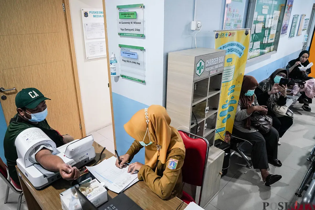 Petugas kesehatan memeriksa pasien di Puskesmas Tanah Abang, Jakarta, Senin, 10 Februari 2025. (Sumber: Poskoata/ Bilal Nugraha Ginanjar)