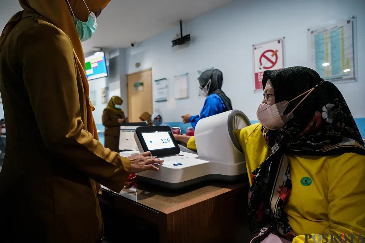 Petugas kesehatan memeriksa pasien di Puskesmas Tanah Abang, Jakarta, Senin, 10 Februari 2025. (Sumber: Poskoata/ Bilal Nugraha Ginanjar)