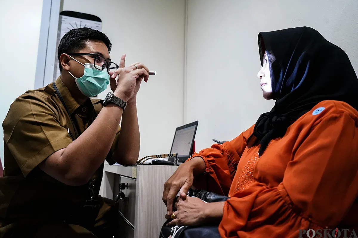 Petugas kesehatan memeriksa pasien di Puskesmas Tanah Abang, Jakarta, Senin, 10 Februari 2025. (Sumber: Poskoata/ Bilal Nugraha Ginanjar)