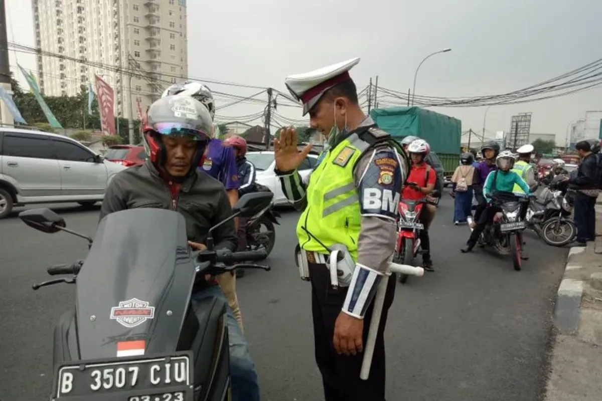 Ilustrasi Polisi tengah melakukan razia kendaraan. (Sumber: Pinterest)