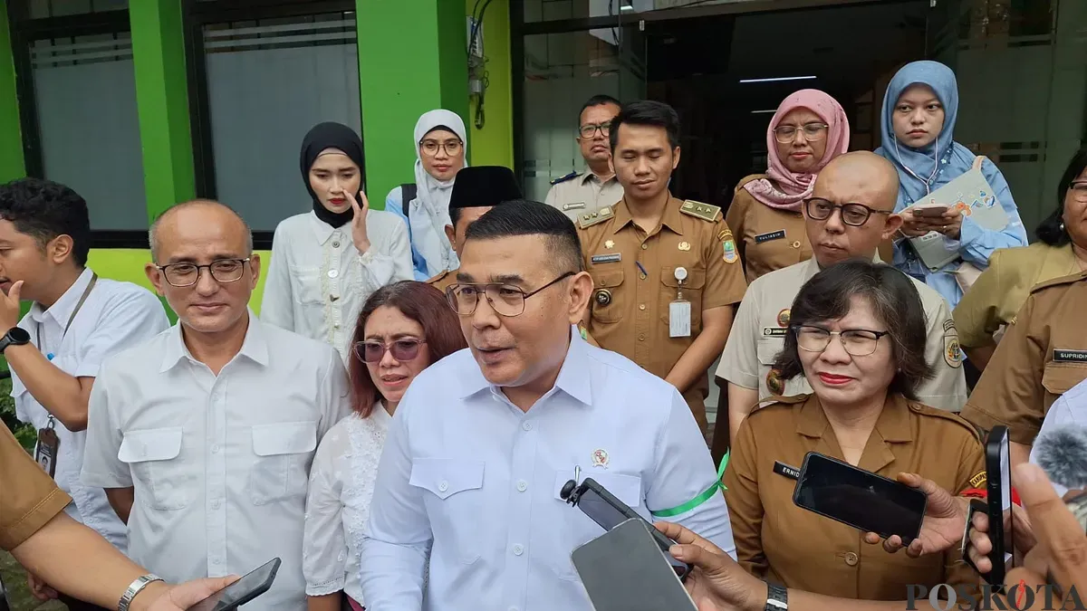 Wamen ATR/BPN Ossy Dermawan meninjau peluncuran program CKG di Puskesmas Jatimulya, Tambun Selatan, Kabupaten Bekasi, Senin, 10 Februari 2025. (Sumber: Poskota/Ihsan Fahmi)