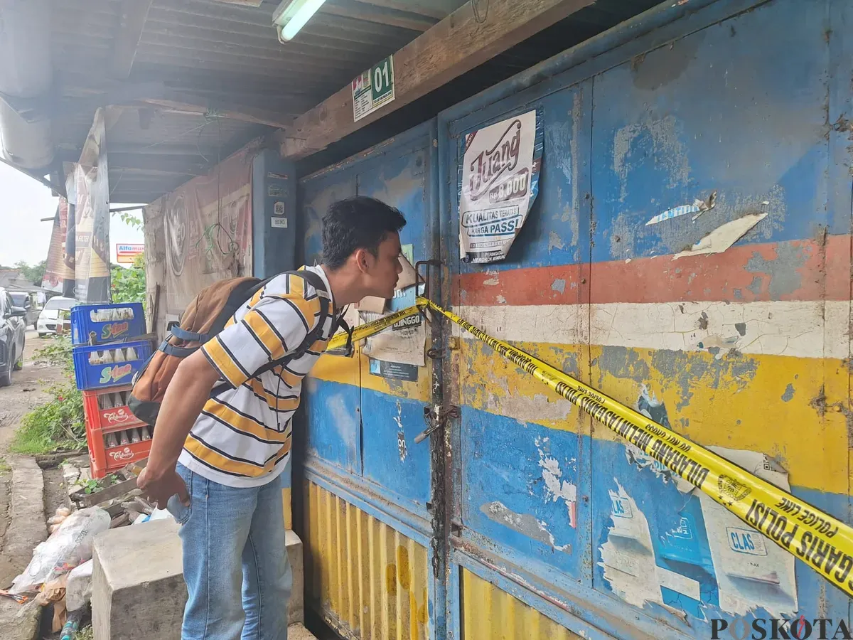 Seorang warga saat melihat kondisi warung kelontong tempat ditemukannya jasad lansia di Cabangbungin, Kabupaten Bekasi, Senin, 10 Februari 2025. (Sumber: Poskota/Ihsan Fahmi)