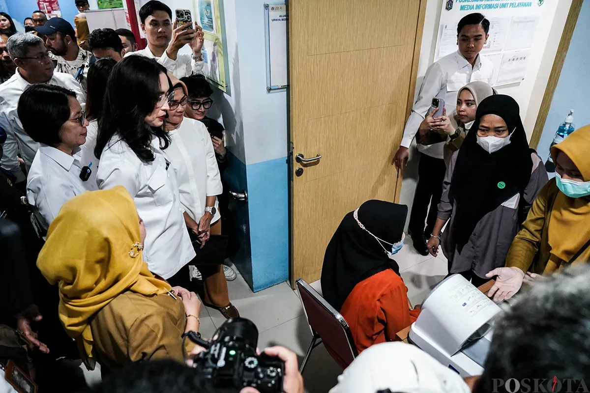 Menteri Pariwisata, Widiyanti Putri Wardhana ketika menguji alat tensi tekanan darah saat kunjungan kerjanya ke Puskesmas Tanah Abang, Jakarta, Senin, 10 Februari 2025. (Sumber: Poskoata/ Bilal Nugraha Ginanjar)