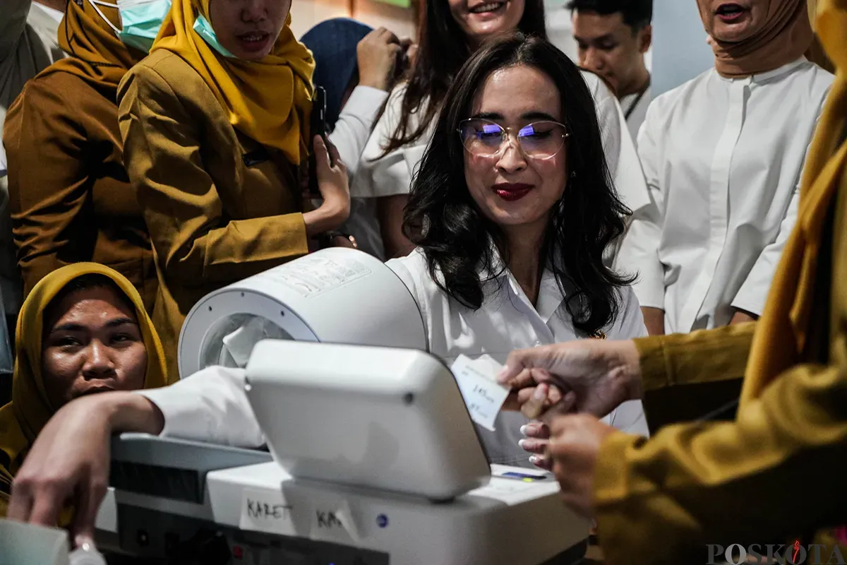 Menteri Pariwisata, Widiyanti Putri Wardhana ketika menguji alat tensi tekanan darah saat kunjungan kerjanya ke Puskesmas Tanah Abang, Jakarta, Senin, 10 Februari 2025. (Sumber: Poskoata/ Bilal Nugraha Ginanjar)