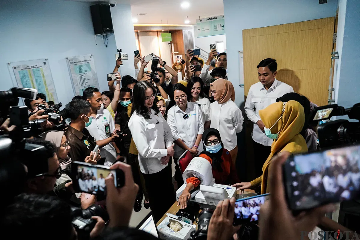 Menteri Pariwisata, Widiyanti Putri Wardhana ketika menguji alat tensi tekanan darah saat kunjungan kerjanya ke Puskesmas Tanah Abang, Jakarta, Senin, 10 Februari 2025. (Sumber: Poskoata/ Bilal Nugraha Ginanjar)