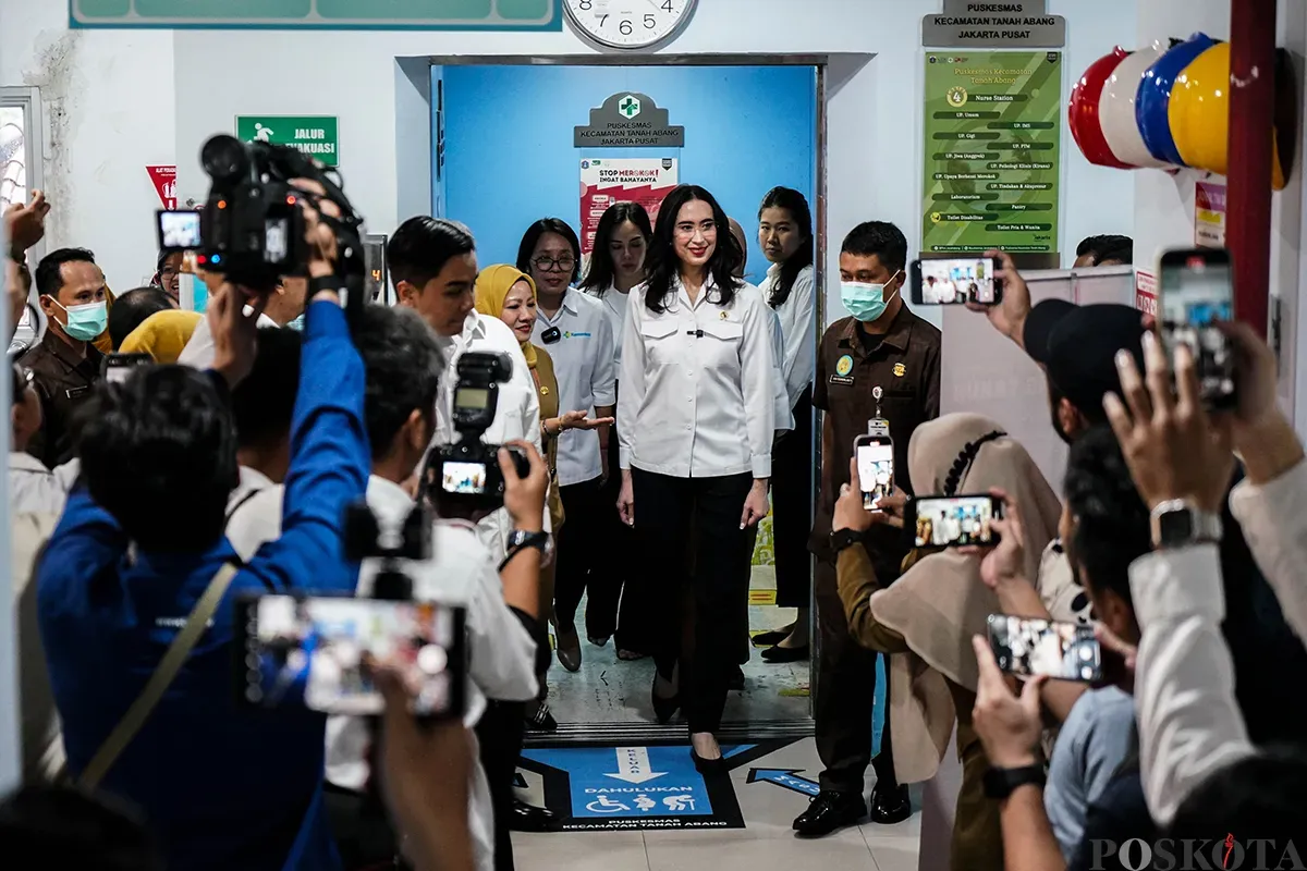 Menteri Pariwisata, Widiyanti Putri Wardhana ketika menguji alat tensi tekanan darah saat kunjungan kerjanya ke Puskesmas Tanah Abang, Jakarta, Senin, 10 Februari 2025. (Sumber: Poskoata/ Bilal Nugraha Ginanjar)