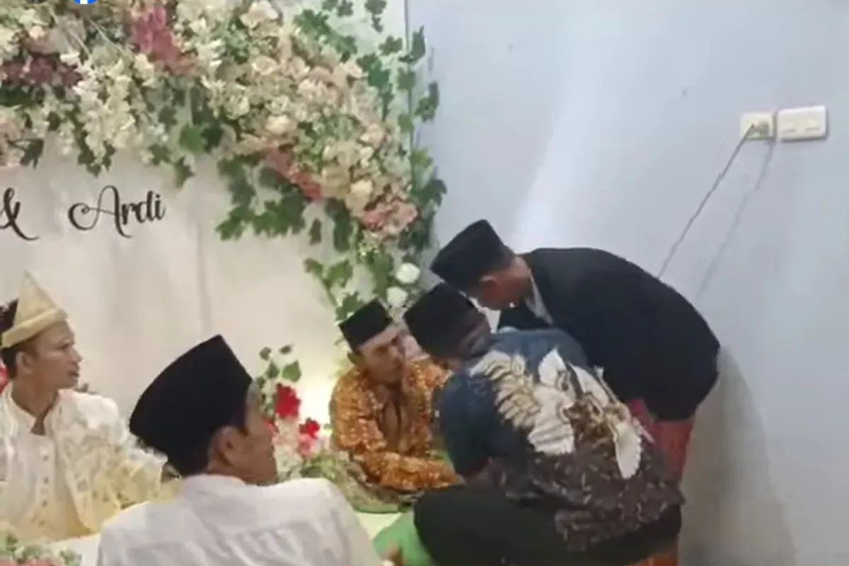 Momen saat penghulu meninggal dunia seusai menikahkan pengantin di Banyuasin. (Sumber: Tangkap Layar Facebook/Mas Widodo)