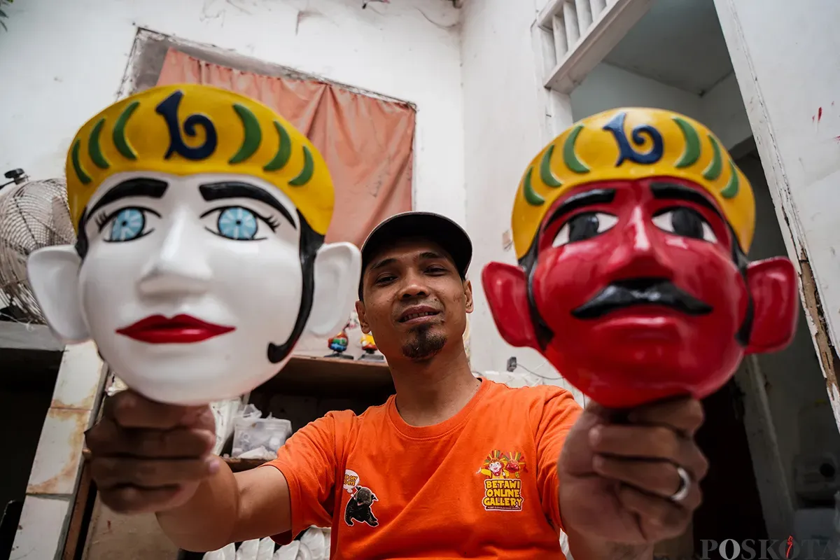 Pengrajin memotong kayu rangka boneka khas betawi 'Ondel-ondel' sekaligus memasarkannya melalui galeri Betawi Online Gallery di Setu Babakan, Jakarta Selatan, Senin, 10 Februari 2025. (Sumber: Poskoata/ Bilal Nugraha Ginanjar)