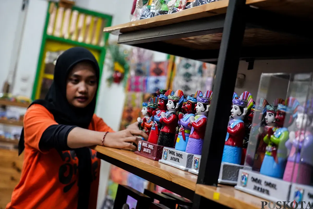 Pengrajin memotong kayu rangka boneka khas betawi 'Ondel-ondel' sekaligus memasarkannya melalui galeri Betawi Online Gallery di Setu Babakan, Jakarta Selatan, Senin, 10 Februari 2025. (Sumber: Poskoata/ Bilal Nugraha Ginanjar)