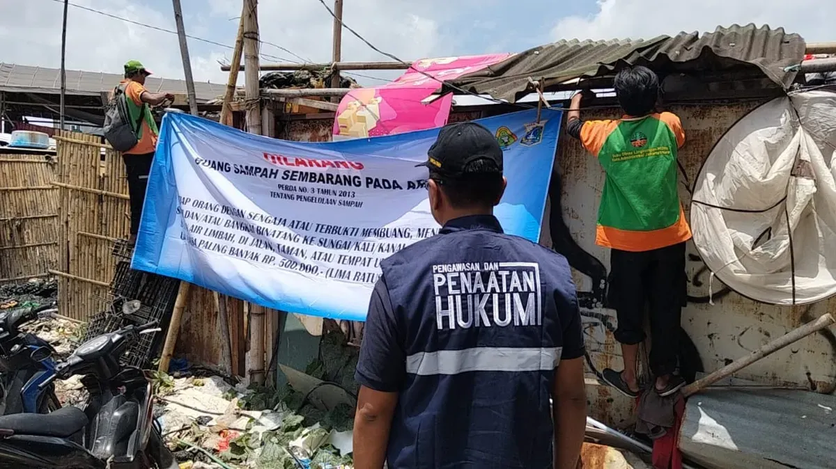 Dinas LH Jakut pasang spanduk larangan buang sampah sembarangan di kawasan Kapuk Muara, Penjaringan. (Sumber: Dok. Warga)