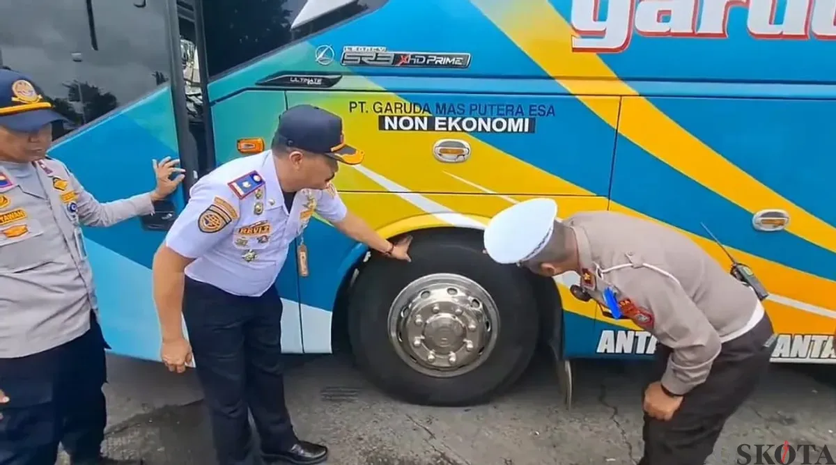 Uji kelaikan jalan atau rampcheck terhadap puluhan bus di Terminal Kalideres, Jakarta Barat, Senin, 10 Februari 2025. (Sumber: Poskota/Pandi Ramedhan)