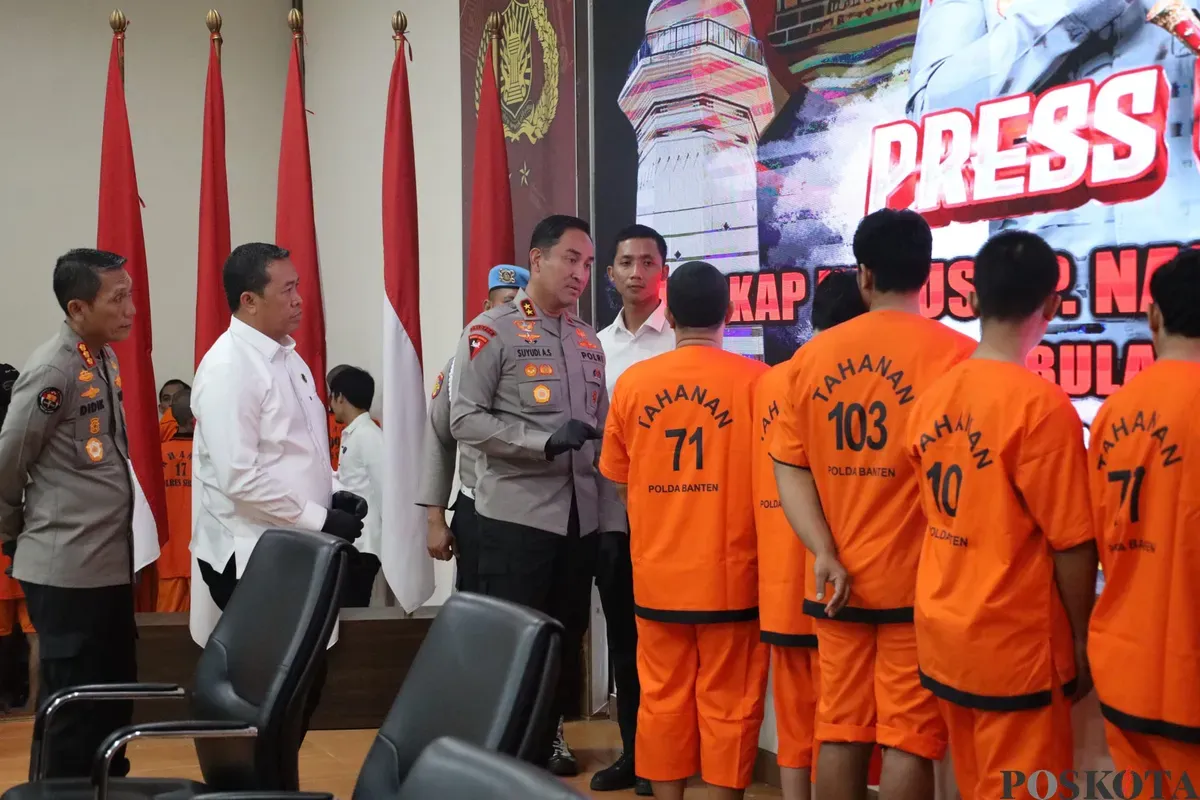 Kapolda Irjen Suyudi Ario Seto didampingi Dirresnarkoba Kombes Erlin Tangjaya dan Kabidhumas Kombes Didik Hariyanto dalam konferensi pers. (Sumber: Poskota/Rahmat Haryono)