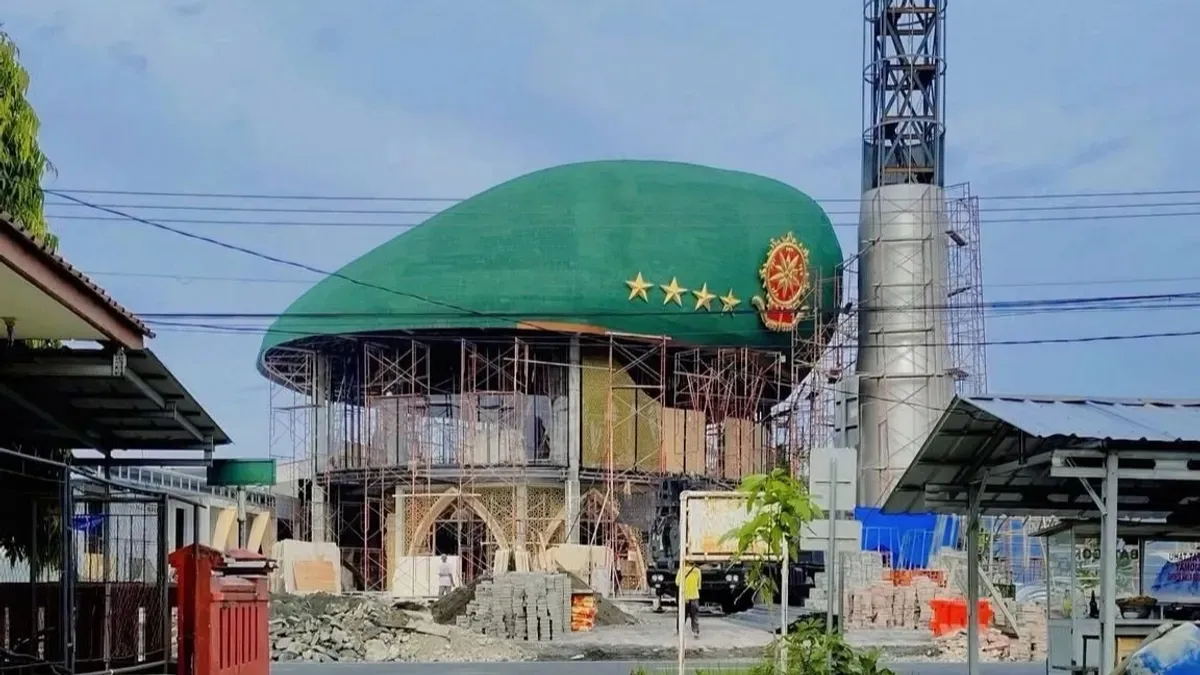 Masjid berbentuk topi baret TNI di Kecamatan Cijulang, Kabupaten Pangandaran, Jawa Barat yang viral di media sosial, memicu perdebatan di kalangan netizen. Desain unik ini mengundang pro dan kontra netizen. (Sumber: TiKTok/@pengusahakampung7)