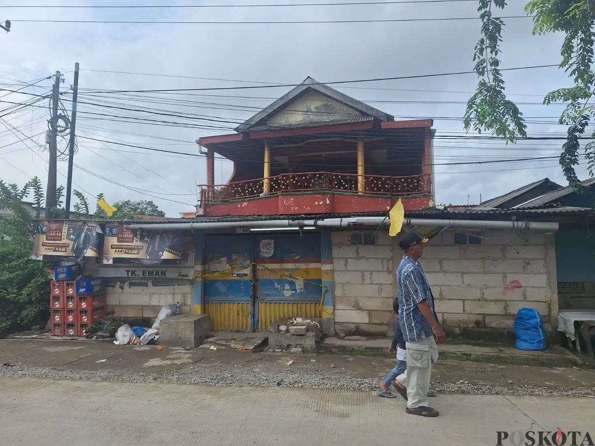 Warung kelontong milik korban B di pasang garis kuning polisi pasca kejadian dugaan perampokan di Cabangbungin, Kabupaten Bekasi, Senin, 10 Februari 2025. (Sumber: Poskota/Ihsan Fahmi)