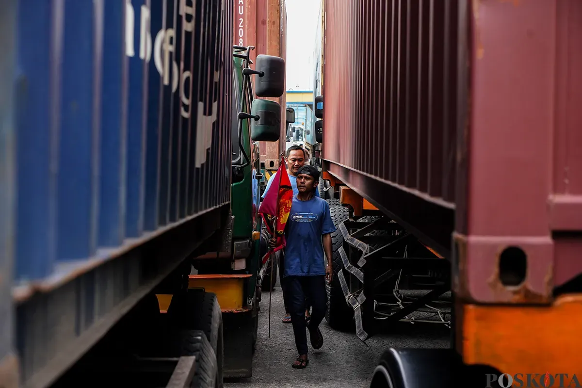 Ratusan sopir peti kemas yang tergabung dalam Keluarga Besar Sopir Indonesia (KBSI) menggelar aksi unjuk rasa di depan Kantor Pelindo, Jalan Yos Sudarso, Koja, Jakarta Utara. Selasa, 11 Februari 2025. (Sumber: Poskoata/ Bilal Nugraha Ginanjar)