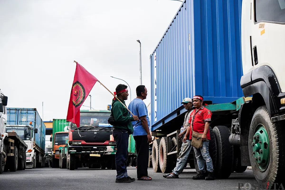 Ratusan sopir peti kemas yang tergabung dalam Keluarga Besar Sopir Indonesia (KBSI) menggelar aksi unjuk rasa di depan Kantor Pelindo, Jalan Yos Sudarso, Koja, Jakarta Utara. Selasa, 11 Februari 2025. (Sumber: Poskoata/ Bilal Nugraha Ginanjar)