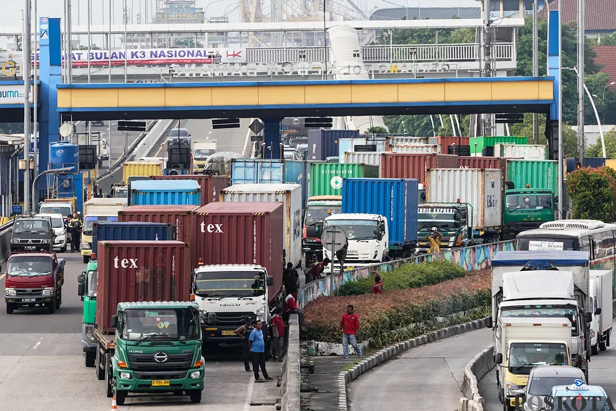 Ratusan sopir peti kemas yang tergabung dalam Keluarga Besar Sopir Indonesia (KBSI) menggelar aksi unjuk rasa di depan Kantor Pelindo, Jalan Yos Sudarso, Koja, Jakarta Utara. Selasa, 11 Februari 2025. (Sumber: Poskoata/ Bilal Nugraha Ginanjar)