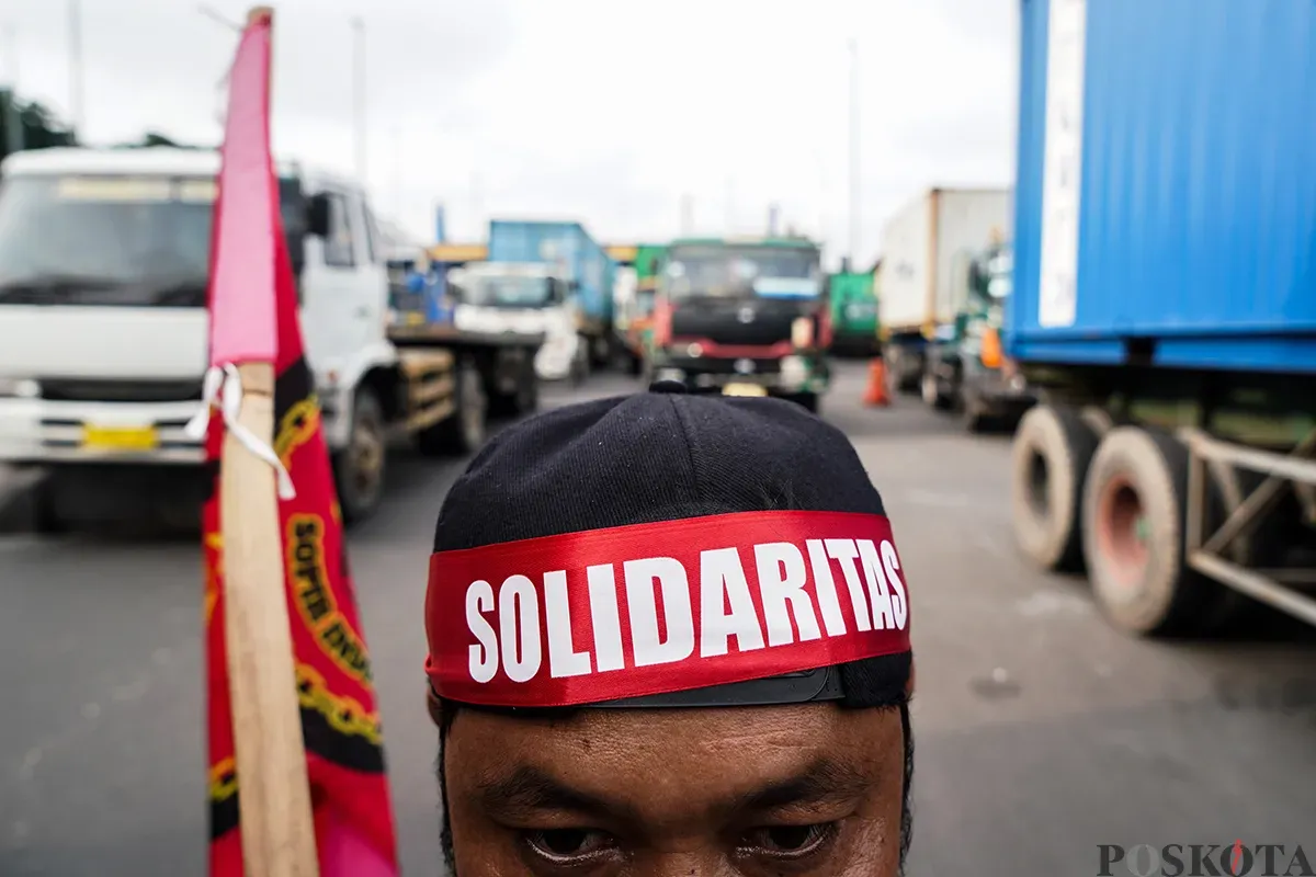 Ratusan sopir peti kemas yang tergabung dalam Keluarga Besar Sopir Indonesia (KBSI) menggelar aksi unjuk rasa di depan Kantor Pelindo, Jalan Yos Sudarso, Koja, Jakarta Utara. Selasa, 11 Februari 2025. (Sumber: Poskoata/ Bilal Nugraha Ginanjar)