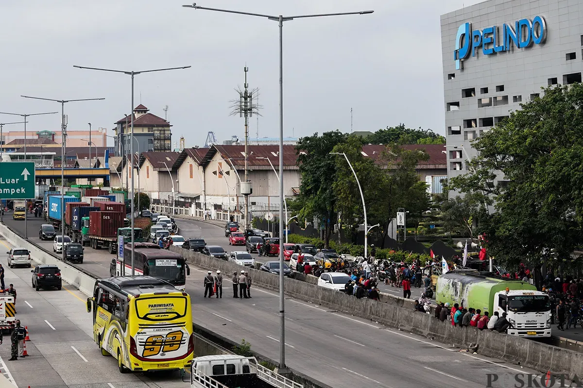 Ratusan sopir peti kemas yang tergabung dalam Keluarga Besar Sopir Indonesia (KBSI) menggelar aksi unjuk rasa di depan Kantor Pelindo, Jalan Yos Sudarso, Koja, Jakarta Utara. Selasa, 11 Februari 2025. (Sumber: Poskoata/ Bilal Nugraha Ginanjar)