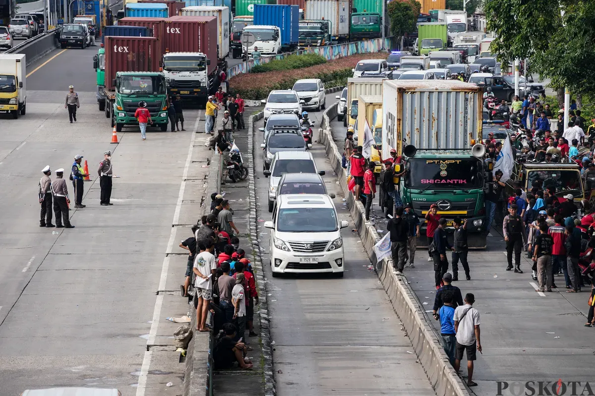 Ratusan sopir peti kemas yang tergabung dalam Keluarga Besar Sopir Indonesia (KBSI) menggelar aksi unjuk rasa di depan Kantor Pelindo, Jalan Yos Sudarso, Koja, Jakarta Utara. Selasa, 11 Februari 2025. (Sumber: Poskoata/ Bilal Nugraha Ginanjar)