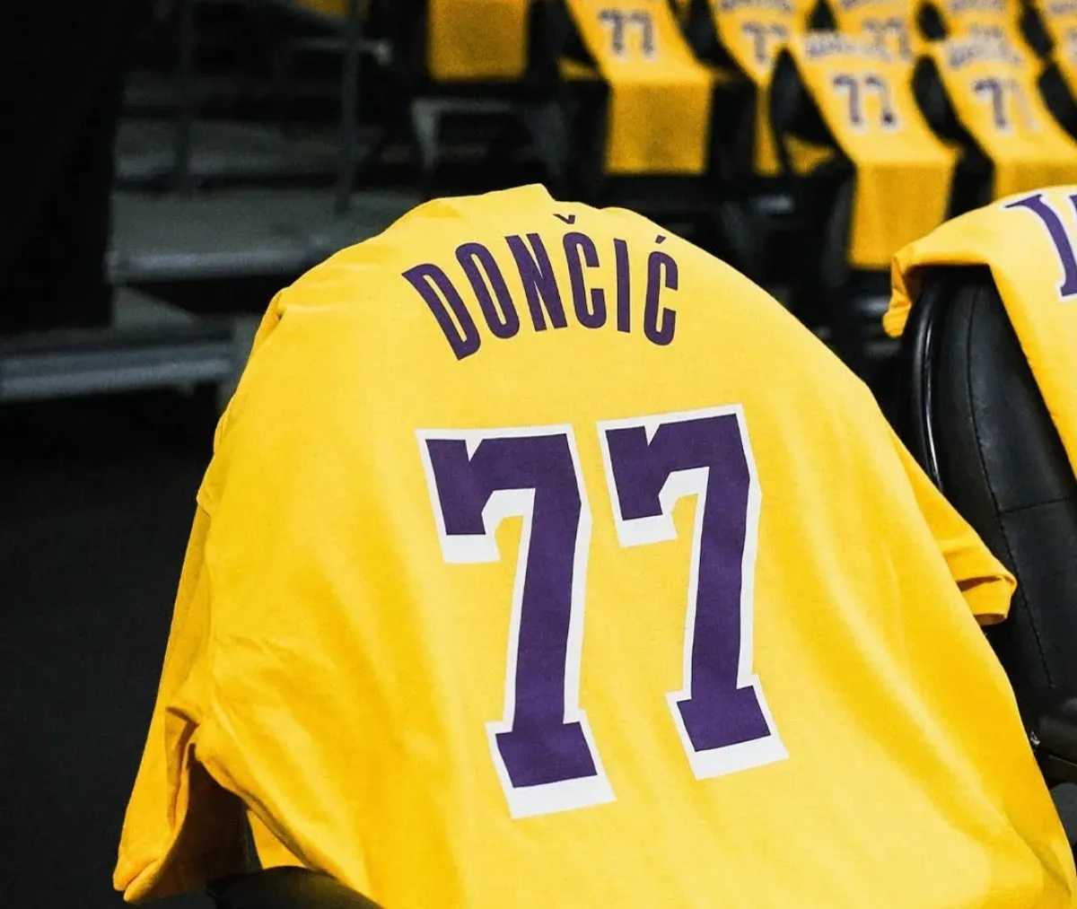 Baju Luka Doncic di setiap bangku penonton pada pertandingan LA Lakers vs Utah Jazz. (Foto: Instagram/@lakers)