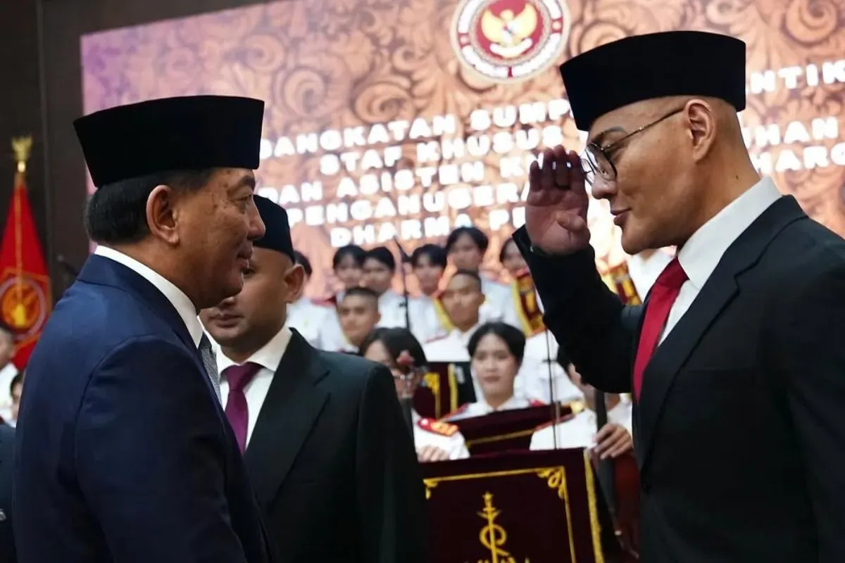 Deddy Corbuzier diangkat sebagai Stafsus Menhan, Sjafrie Sjamsoeddin di Kantor Kemenhan, Selasa, 11 Februari 2025. (Sumber: Instagram/@dc.kemhan)