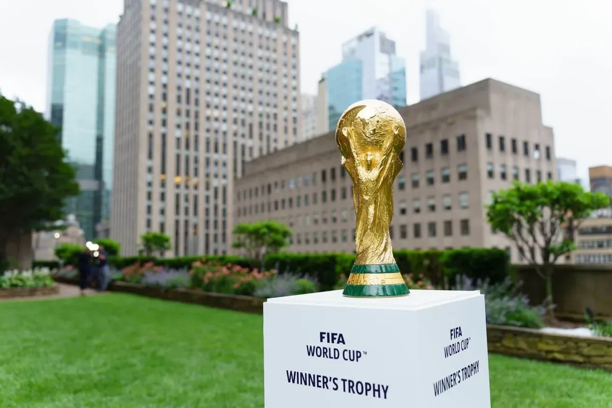 Trofi Piala Dunia yang bakal diperebutkan di Amerika Serikat pada 2026 mendatang. (Sumber: X/@Julietbawuah)