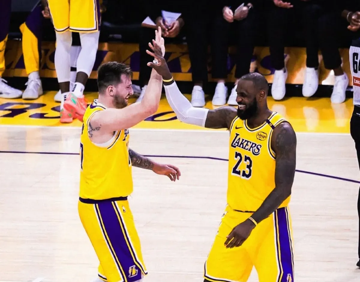 Luka Doncic merayakan kemenangan LA Lakers atas Utah Jazz bersama Lebron James. (Foto: Instagram/@lakers)