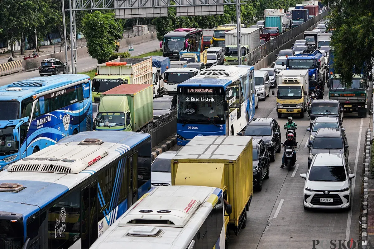 Polisi lalu lintas mengatur laju kendaraan yang melintas di kawasan Gerbang Tol Kebon Bawang, Koja, Jakarta Utara, Selasa, 11 Februari 2025. (Sumber: Poskoata/ Bilal Nugraha Ginanjar)