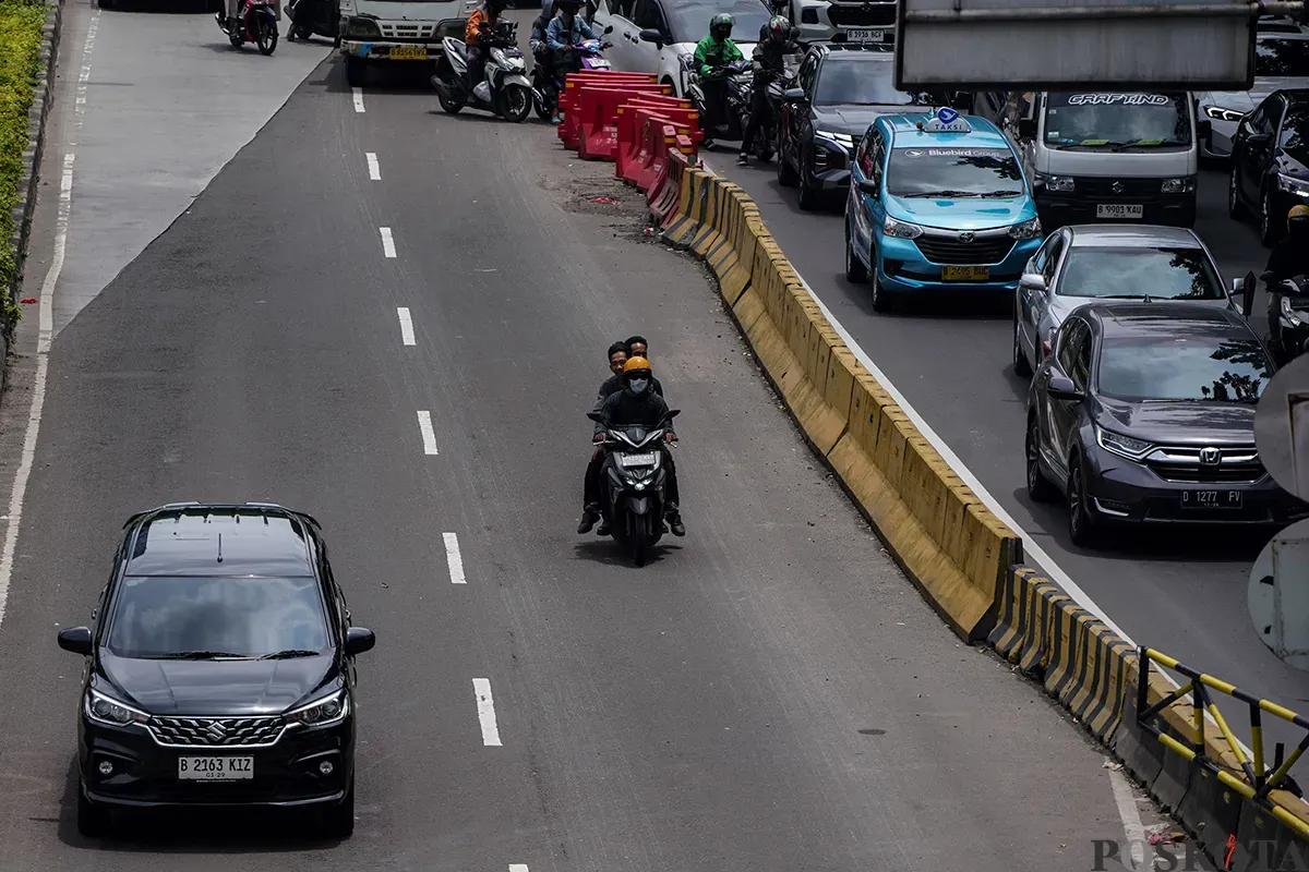 Sejumlah pengendara sepeda motor terlihat nekad menerobos jalur satu arah sehingga mengancam keselamatan saat melintas di Jalan Layang Non Tol (JLNT) Casablanca, Jakarta, Selasa, 11 Februari 2025. (Sumber: Poskoata/ Bilal Nugraha Ginanjar)