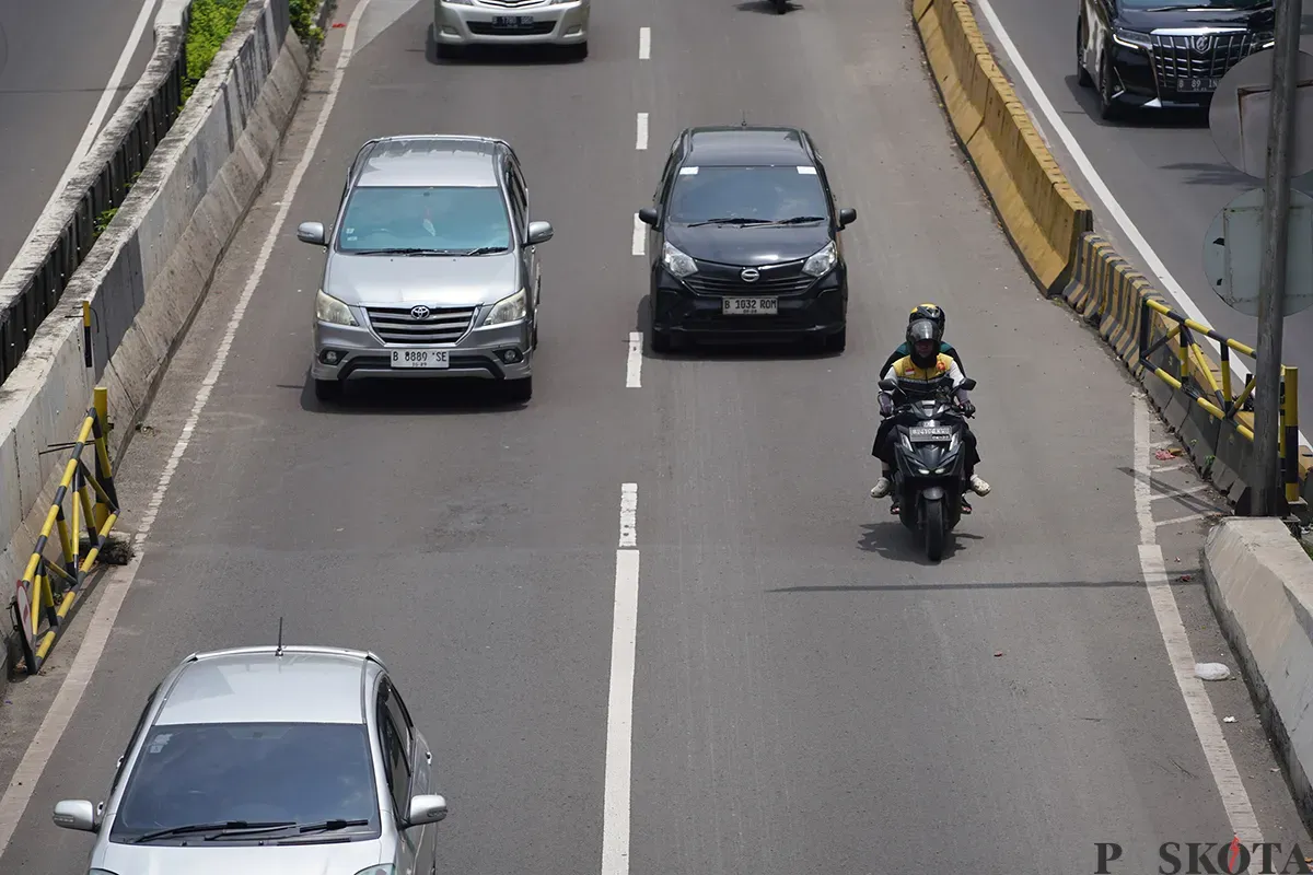 Sejumlah pengendara sepeda motor terlihat nekad menerobos jalur satu arah sehingga mengancam keselamatan saat melintas di Jalan Layang Non Tol (JLNT) Casablanca, Jakarta, Selasa, 11 Februari 2025. (Sumber: Poskoata/ Bilal Nugraha Ginanjar)